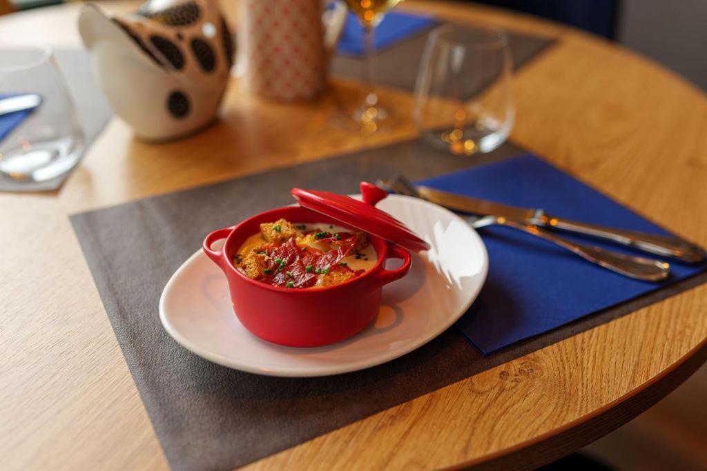Logis Loire Hotel - Les Cocottes Restaurant Les Rosiers Екстериор снимка
