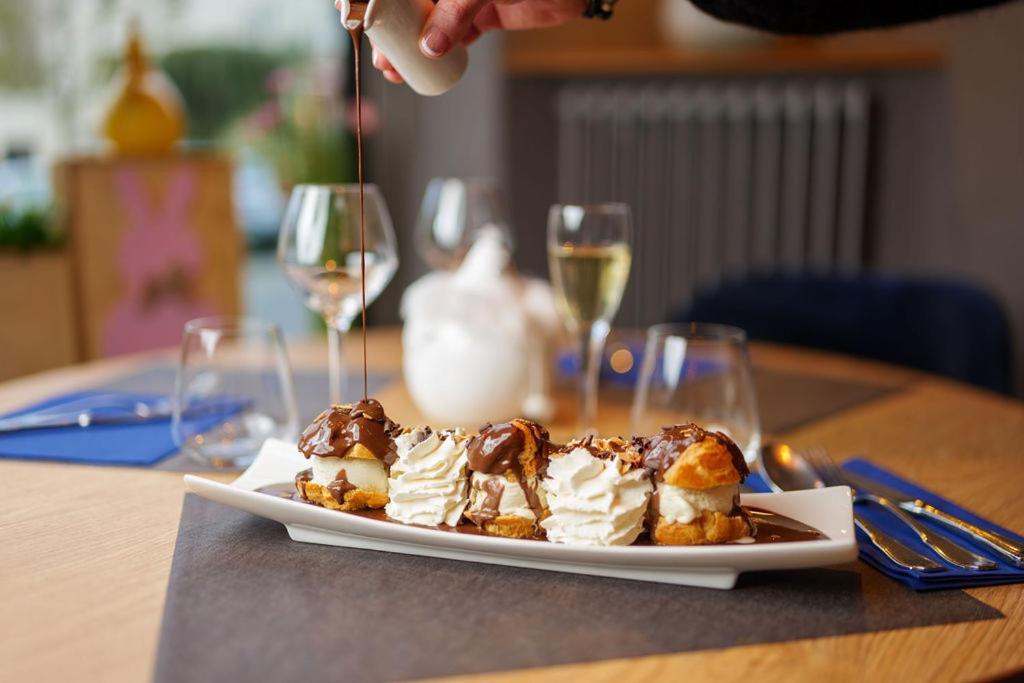 Logis Loire Hotel - Les Cocottes Restaurant Les Rosiers Екстериор снимка