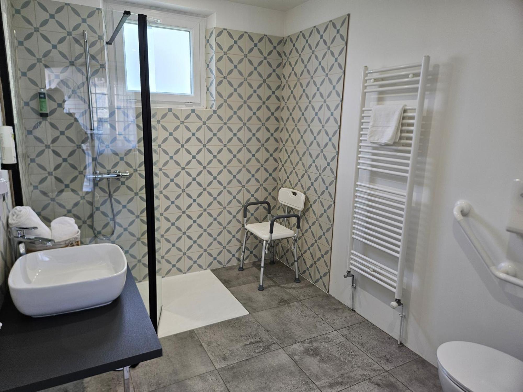 Logis Loire Hotel - Les Cocottes Restaurant Les Rosiers Екстериор снимка