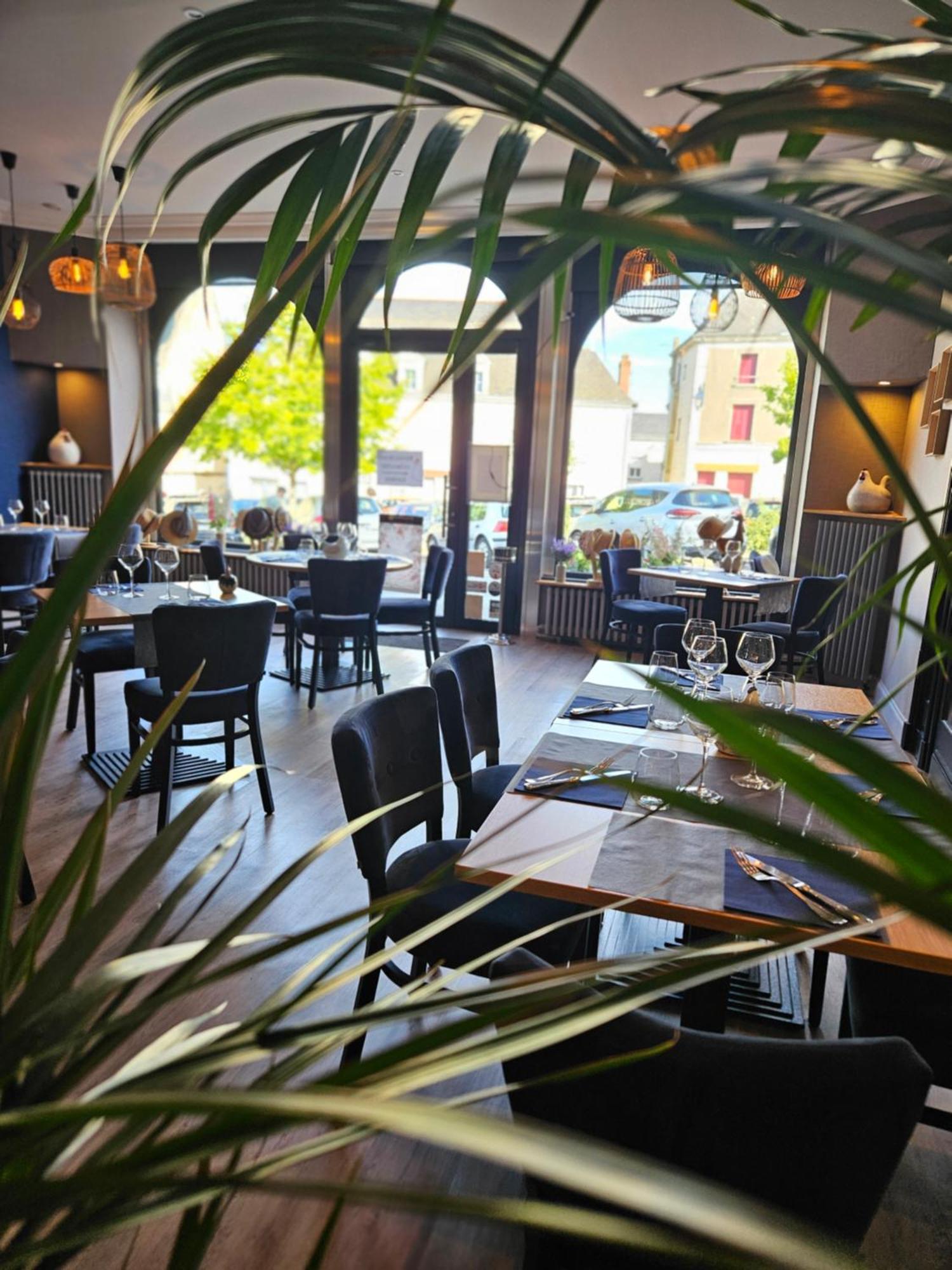 Logis Loire Hotel - Les Cocottes Restaurant Les Rosiers Екстериор снимка