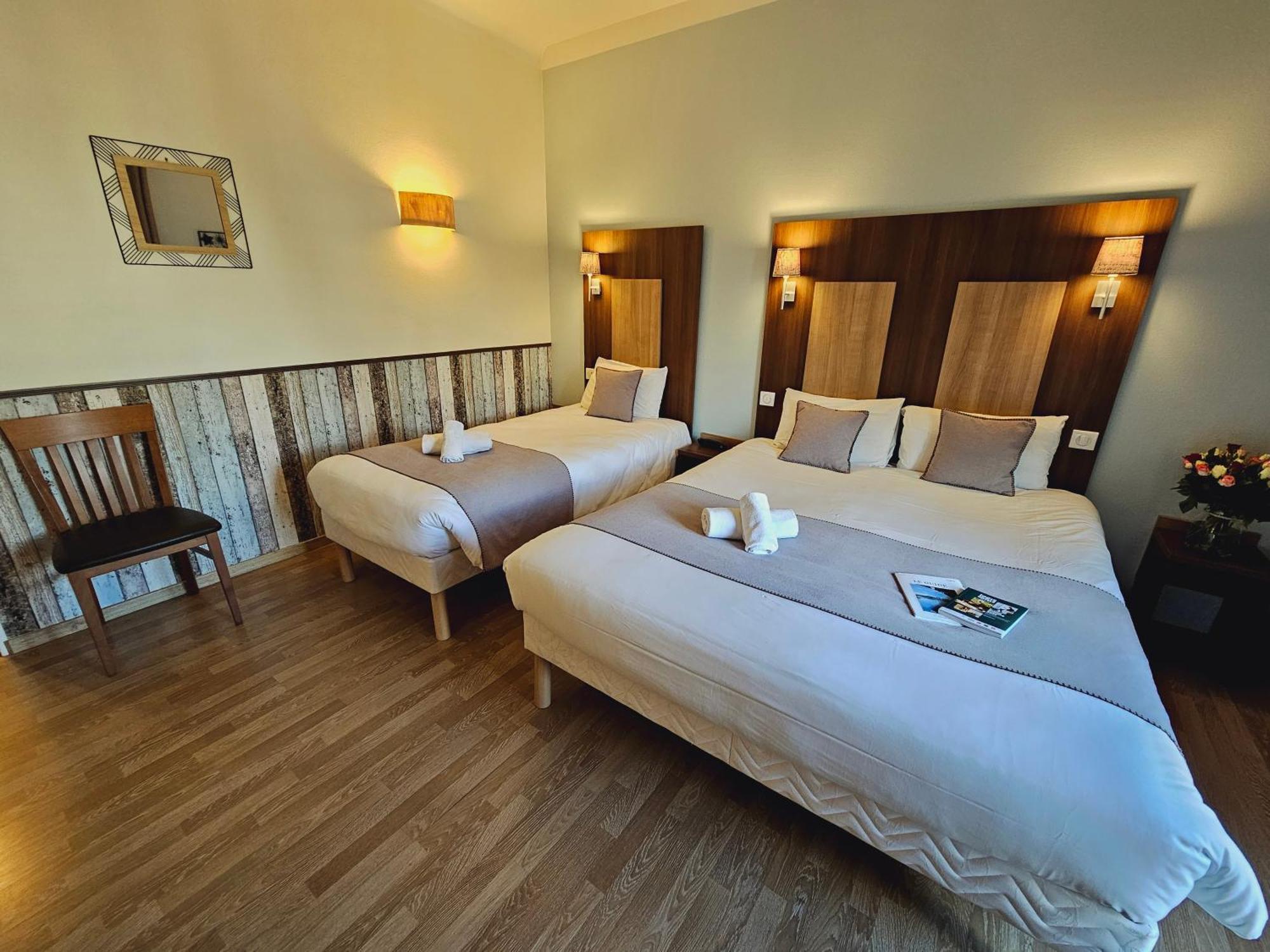 Logis Loire Hotel - Les Cocottes Restaurant Les Rosiers Екстериор снимка
